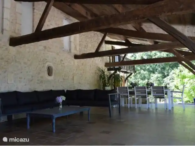 Petit Pezet | France, Charente, Brossac - maison de vacances Terrasse couverte avec table à manger et coin salon