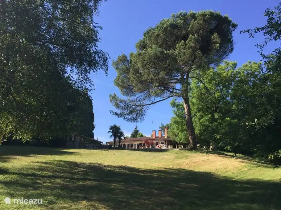 Blick vom Tal (in der Nähe des Pools) nach oben