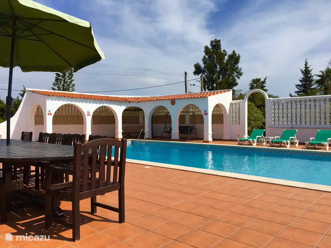 Terrasse donnant sur la piscine