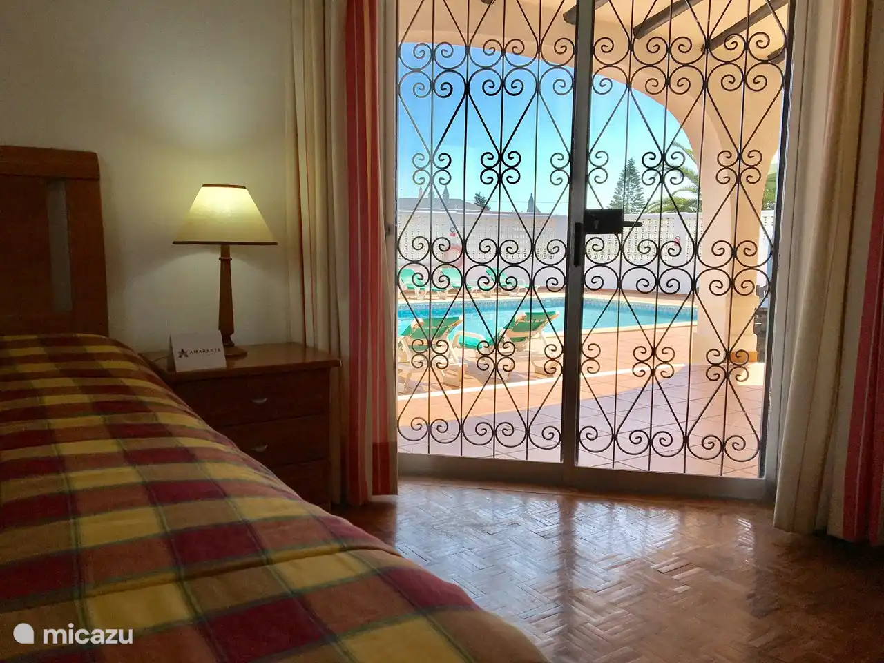 Vue de la chambre sur la piscine