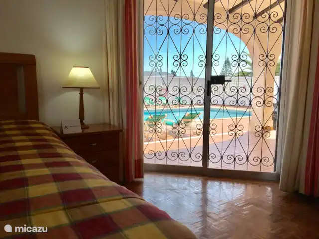 Villa Brisa huren in Portugal, Algarve, Carvoeiro - villa Uitzicht vanuit ede slaapkamer over het zwembad