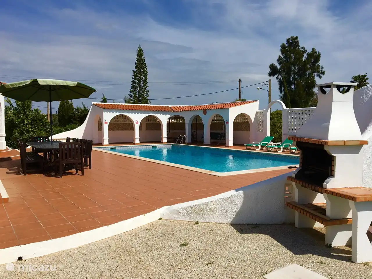 Terrasse donnant sur la piscine