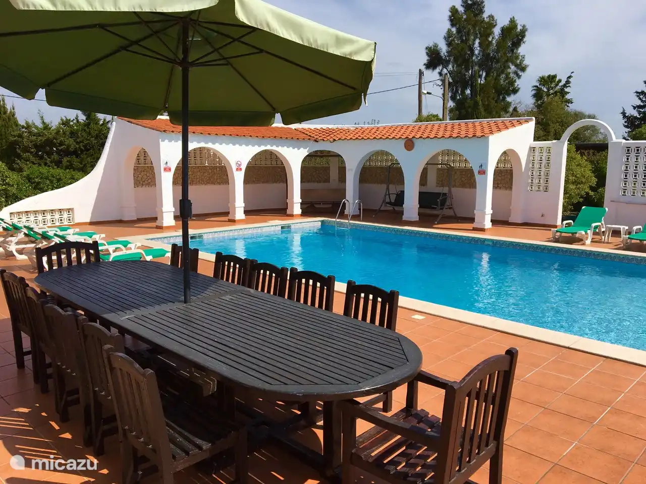 Terrasse donnant sur la piscine
