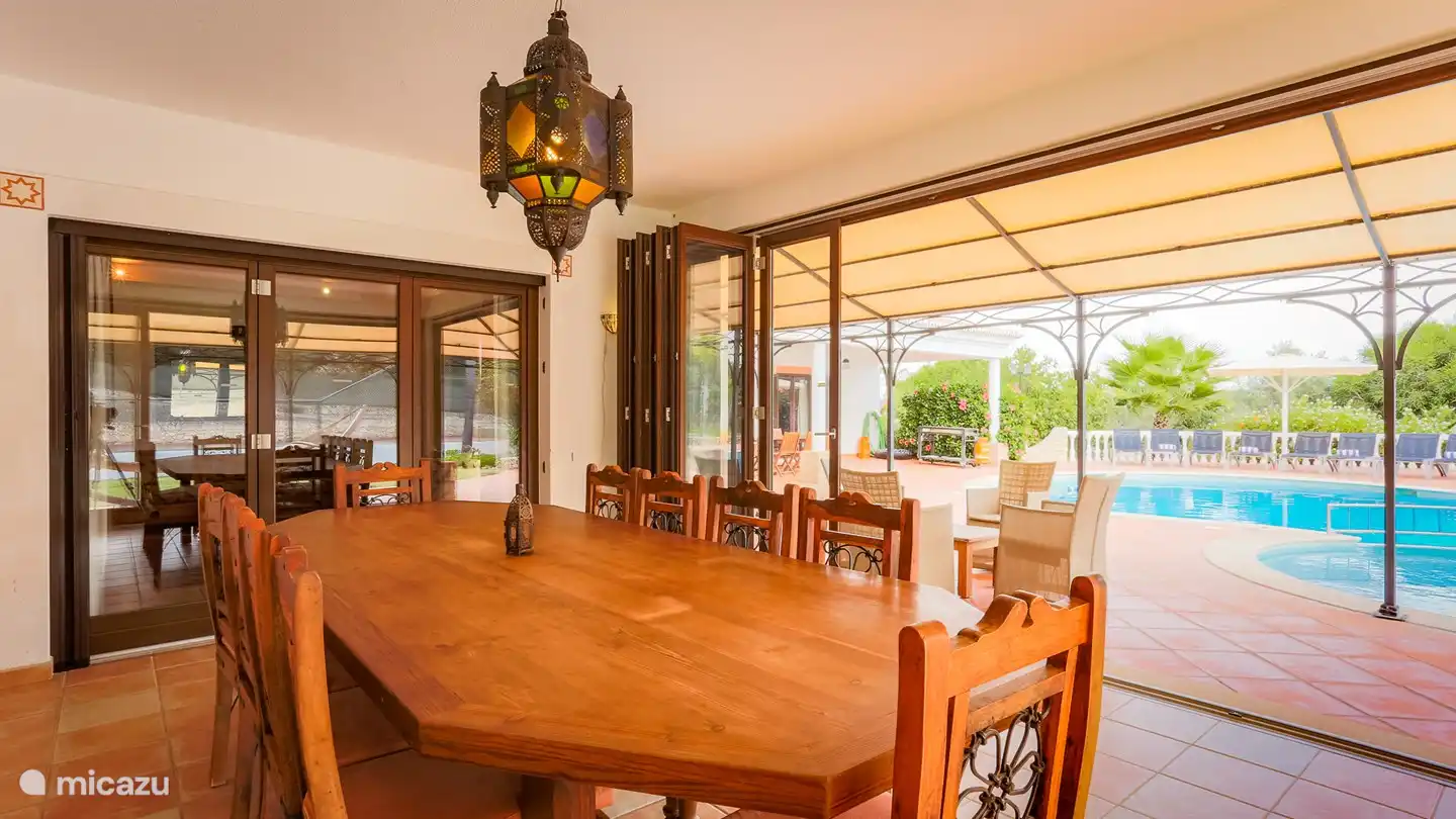 Coin repas avec fenêtres que vous pouvez ouvrir sur la terrasse.