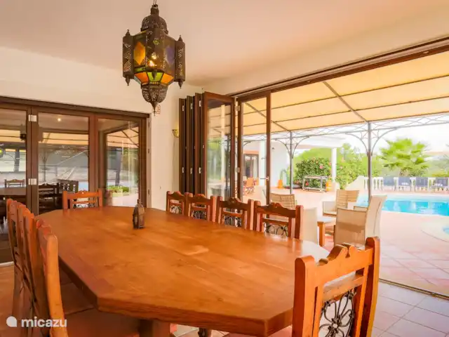 Villa Mouraria | Portugal, Algarve, Carvoeiro - villa Coin repas avec fenêtres que vous pouvez ouvrir sur la terrasse.