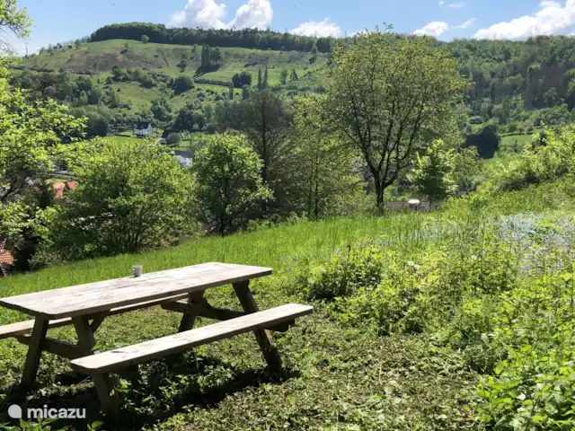 casa vacacional en Alemania, Sauerland, Beverungen – Die schönste Aussicht Mesa de picnic ubicada en lo alto del jardín con vista a las tierras altas del Weser circundantes