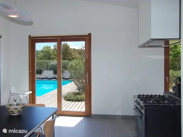 Location de Vacances France, Corse, Sainte-Lucie-de-Porto-Vecchio, villa - Villa Coucou Les Amis La cuisine, la salle à manger et les terrasses sont proches les unes des autres