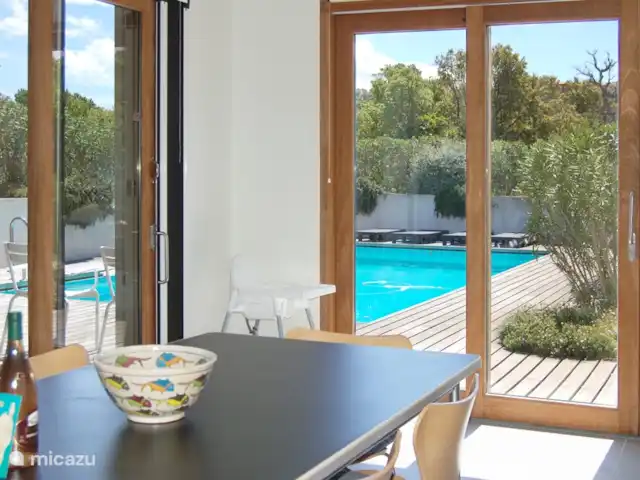 Location de Vacances France, Corse, Sainte-Lucie-de-Porto-Vecchio, villa - Villa Coucou Les Amis De la salle à manger et de la cuisine vous avez une belle vue sur la piscine et les terrasses