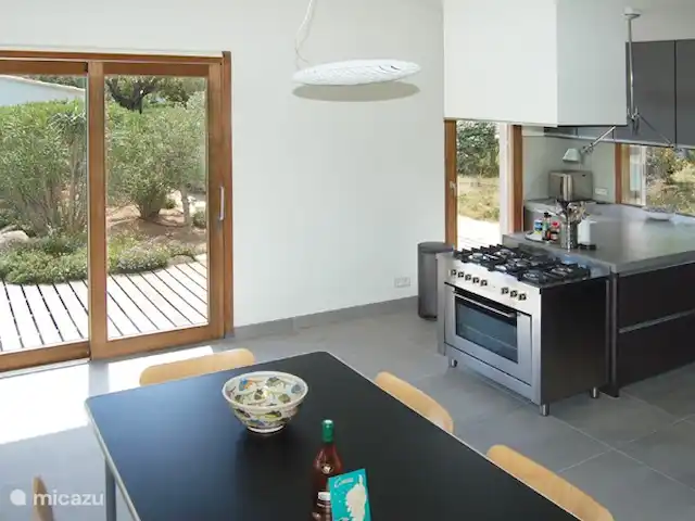 Location de Vacances France, Corse, Sainte-Lucie-de-Porto-Vecchio, villa - Villa Coucou Les Amis La salle à manger et la cuisine sont modernes et très spacieuses
