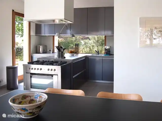 Location de Vacances France, Corse, Sainte-Lucie-de-Porto-Vecchio, villa - Villa Coucou Les Amis La cuisine moderne est très bien équipée, comprenant un réfrigérateur américain avec machine à glaçons, lave-vaisselle, micro-ondes, machine à pain, machine à expresso, machine à vapeur. Et dans la buanderie vous trouverez un lave-linge, un sèche-linge et un évier.
