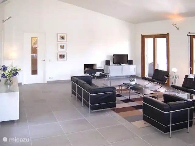 Location de Vacances France, Corse, Sainte-Lucie-de-Porto-Vecchio, villa - Villa Coucou Les Amis Vous pourrez regarder la télévision dans le salon spacieux, adjacent à une véranda.