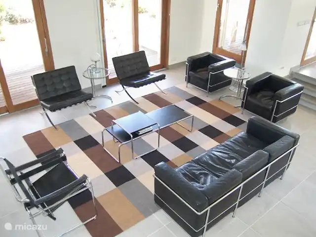 Location de Vacances France, Corse, Sainte-Lucie-de-Porto-Vecchio, villa - Villa Coucou Les Amis Le mobilier a été conçu par Le Corbusier, Mies van der Rohe, Mart Stam, Marcel Breuer et Eileen Gray