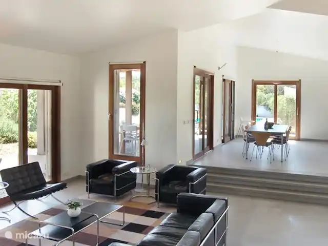 Location de Vacances France, Corse, Sainte-Lucie-de-Porto-Vecchio, villa - Villa Coucou Les Amis Le salon et la salle à manger sont très spacieux et disposent d'un haut plafond acoustique