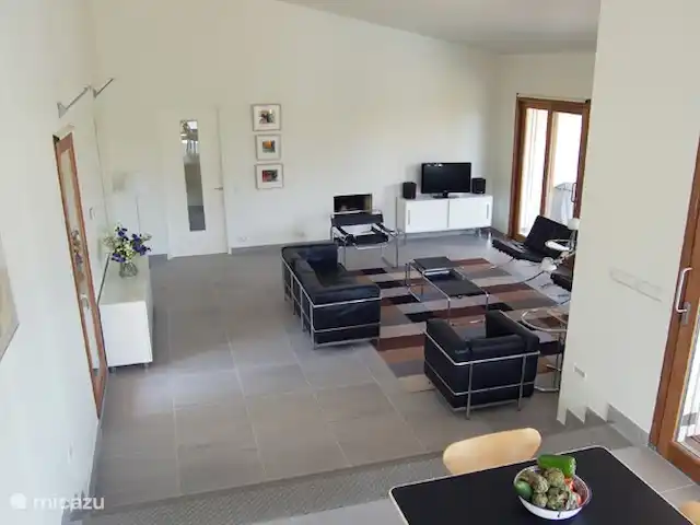 Location de Vacances France, Corse, Sainte-Lucie-de-Porto-Vecchio, villa - Villa Coucou Les Amis Le séjour est un grand espace haut et moderne pouvant accueillir 8 personnes.