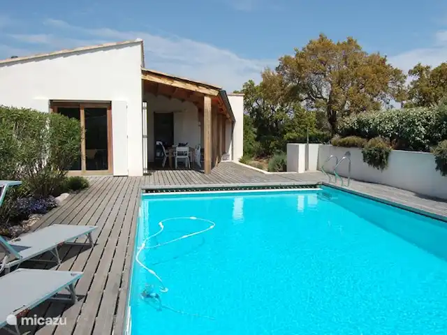 Location de Vacances France, Corse, Sainte-Lucie-de-Porto-Vecchio, villa - Villa Coucou Les Amis Grande piscine 5x10m, H=1,70 avec de belles terrasses en bois et un joli jardin