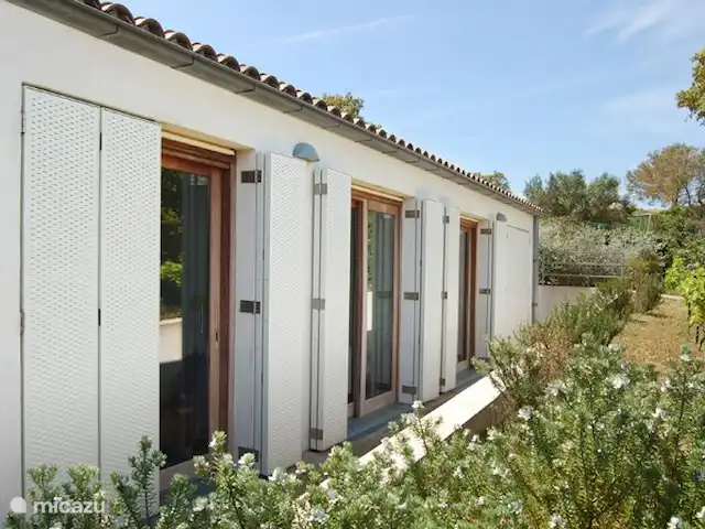 Location de Vacances France, Corse, Sainte-Lucie-de-Porto-Vecchio, villa - Villa Coucou Les Amis A l'arrière se trouvent les 4 chambres, chacune avec portes coulissantes et beaux auvents.