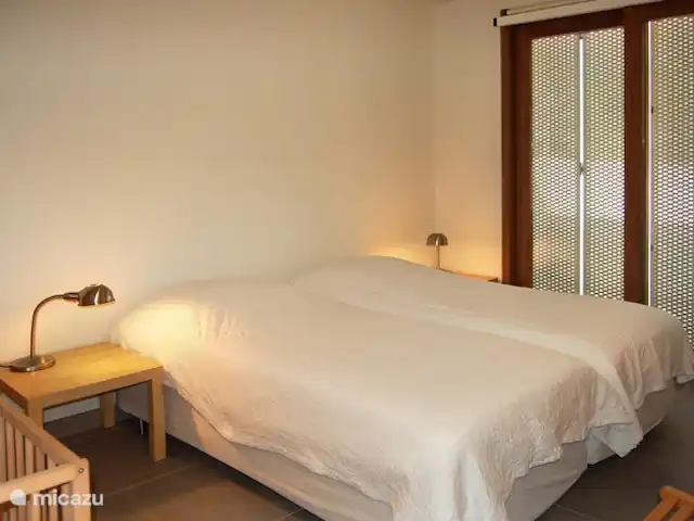Location de Vacances France, Corse, Sainte-Lucie-de-Porto-Vecchio, villa - Villa Coucou Les Amis Les 4 chambres spacieuses disposent chacune de 2 lits avec sommier à ressorts pour un total de 8 personnes.
