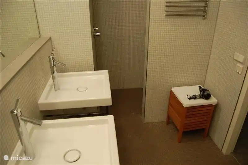 The bathrooms are all equipped with sanitary design of Philippe Starck. The tiling is glasmozaïque. The mirrors are large and there is a sitting area and a hairdryer.