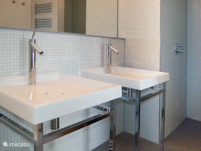 Location de Vacances France, Corse, Sainte-Lucie-de-Porto-Vecchio, villa - Villa Coucou Les Amis La salle de bain principale présente un design très moderne avec des sanitaires conçus par Phillipe Starck