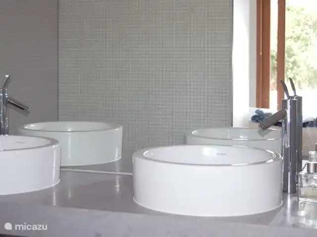 Location de Vacances France, Corse, Sainte-Lucie-de-Porto-Vecchio, villa - Villa Coucou Les Amis La salle de bain principale présente un design très moderne avec des sanitaires conçus par Phillipe Starck