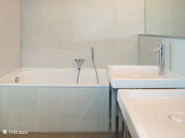 Location de Vacances France, Corse, Sainte-Lucie-de-Porto-Vecchio, villa - Villa Coucou Les Amis Un bain, une douche et un lavabo double dans la salle de bain principale.