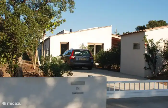 The entrance with the spacious parking lot. The villa is located on a cul-de-sac in a quiet neighborhood close to nature, a 5-6 minute walk from Plage de Villata
