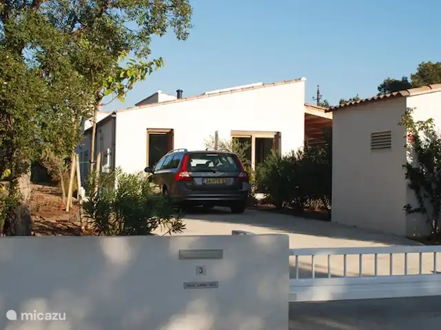 Location de Vacances France, Corse, Sainte-Lucie-de-Porto-Vecchio, villa - Villa Coucou Les Amis L'entrée avec le parking spacieux. La villa est située dans une impasse dans un quartier calme en pleine nature, à 5-6 minutes à pied de la Plage de Villata.