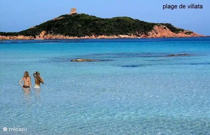 Villata Plage is ideally suited for smaller children. The bay is shallow, with calm clear water and white sand.