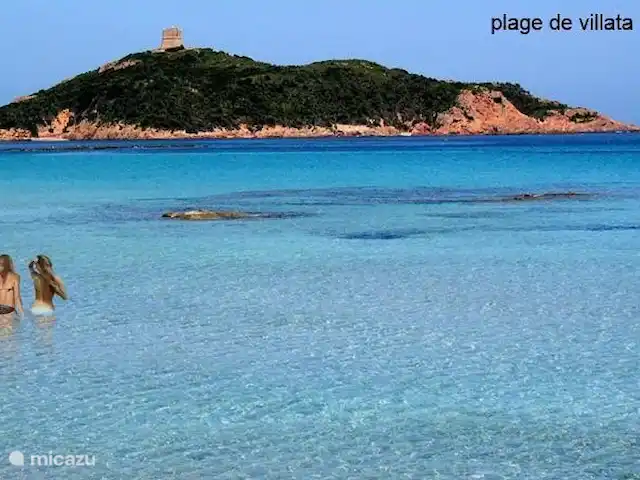 Location de Vacances France, Corse, Sainte-Lucie-de-Porto-Vecchio, villa - Villa Coucou Les Amis La Plage Villata est idéale pour les petits enfants. La baie est peu profonde, avec des eaux calmes et du sable blanc et clair.