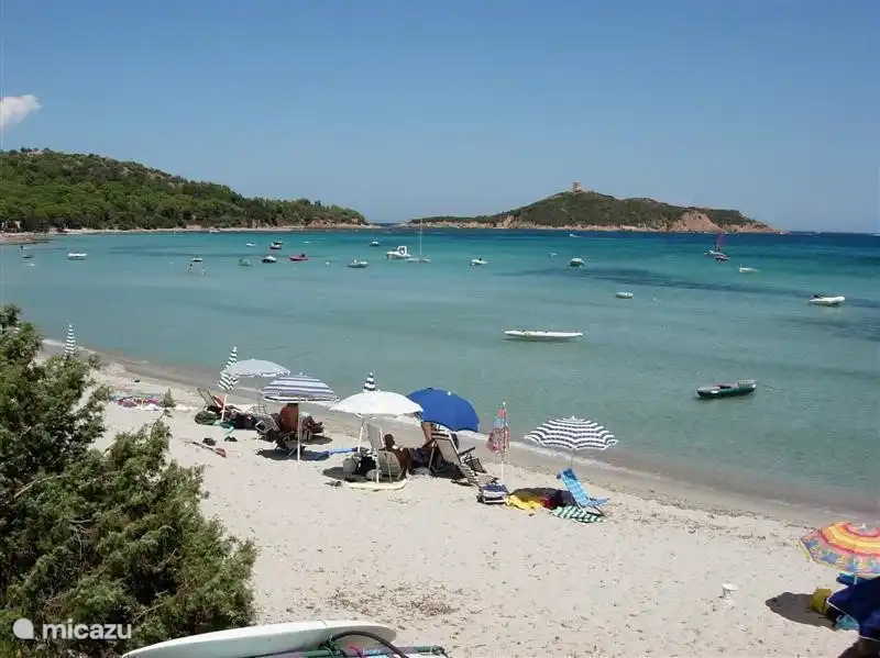 Villata Plage is ideally suited for smaller children. The bay is shallow, with calm clear water and white sand.
The beach is separated into a naturist (2/3) and dressed (1.3) section.