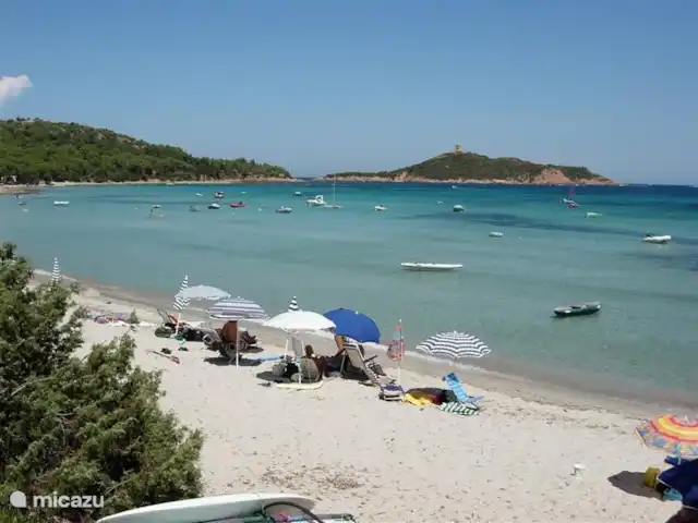 Location de Vacances France, Corse, Sainte-Lucie-de-Porto-Vecchio, villa - Villa Coucou Les Amis La Plage Villata est idéale pour les petits enfants. La baie est peu profonde, avec des eaux calmes et du sable blanc et clair.
La plage est séparée en une partie naturiste (2/3) et vêtue (1,3).