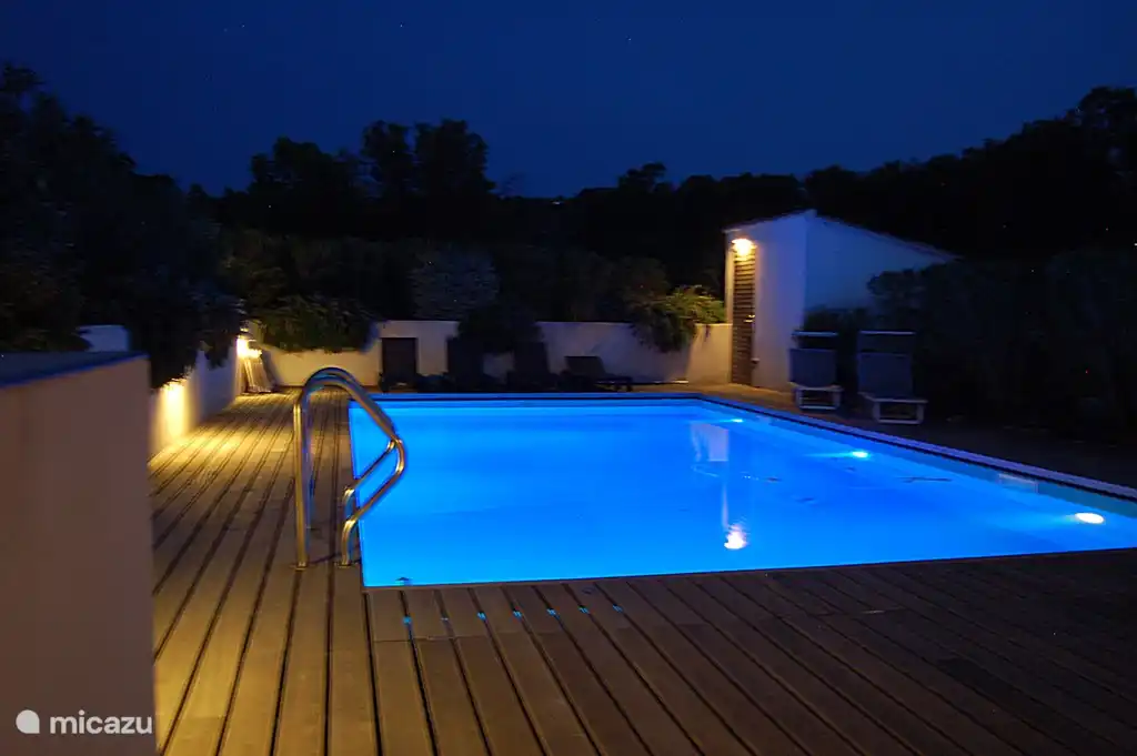 The pool in the evening. The garden, pool and the porch are illuminated. There are many different ways to illuminate the pool.