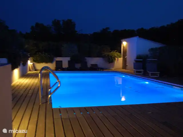 Location de Vacances France, Corse, Sainte-Lucie-de-Porto-Vecchio, villa - Villa Coucou Les Amis La piscine le soir. Le jardin, la piscine et la véranda sont éclairés. Il existe de nombreuses options différentes pour éclairer la piscine.