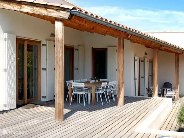 Location de Vacances France, Corse, Sainte-Lucie-de-Porto-Vecchio, villa - Villa Coucou Les Amis Il y a une véranda près de la salle à manger et une véranda près du salon