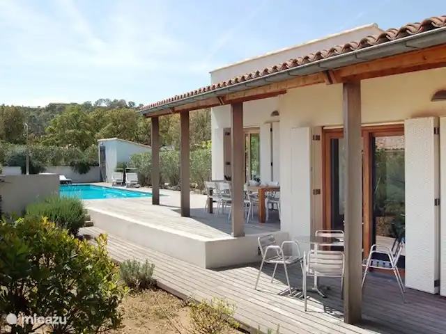 Location de Vacances France, Corse, Sainte-Lucie-de-Porto-Vecchio, villa - Villa Coucou Les Amis Il y a une véranda près de la salle à manger et une véranda près du salon