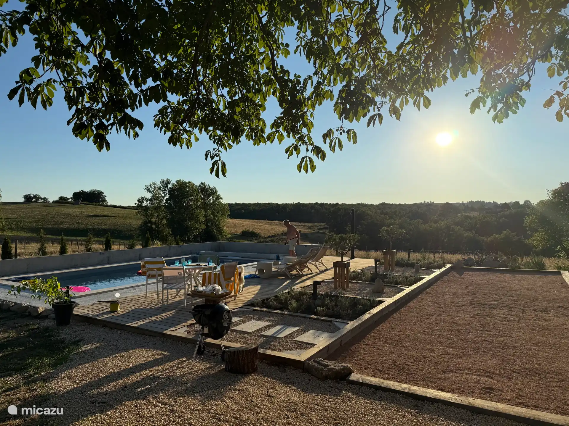 Zwembad met Jeu de Boules baan. Ligstoelen en zitje aanwezig. Schitterend gelegen inclusief avondzon.