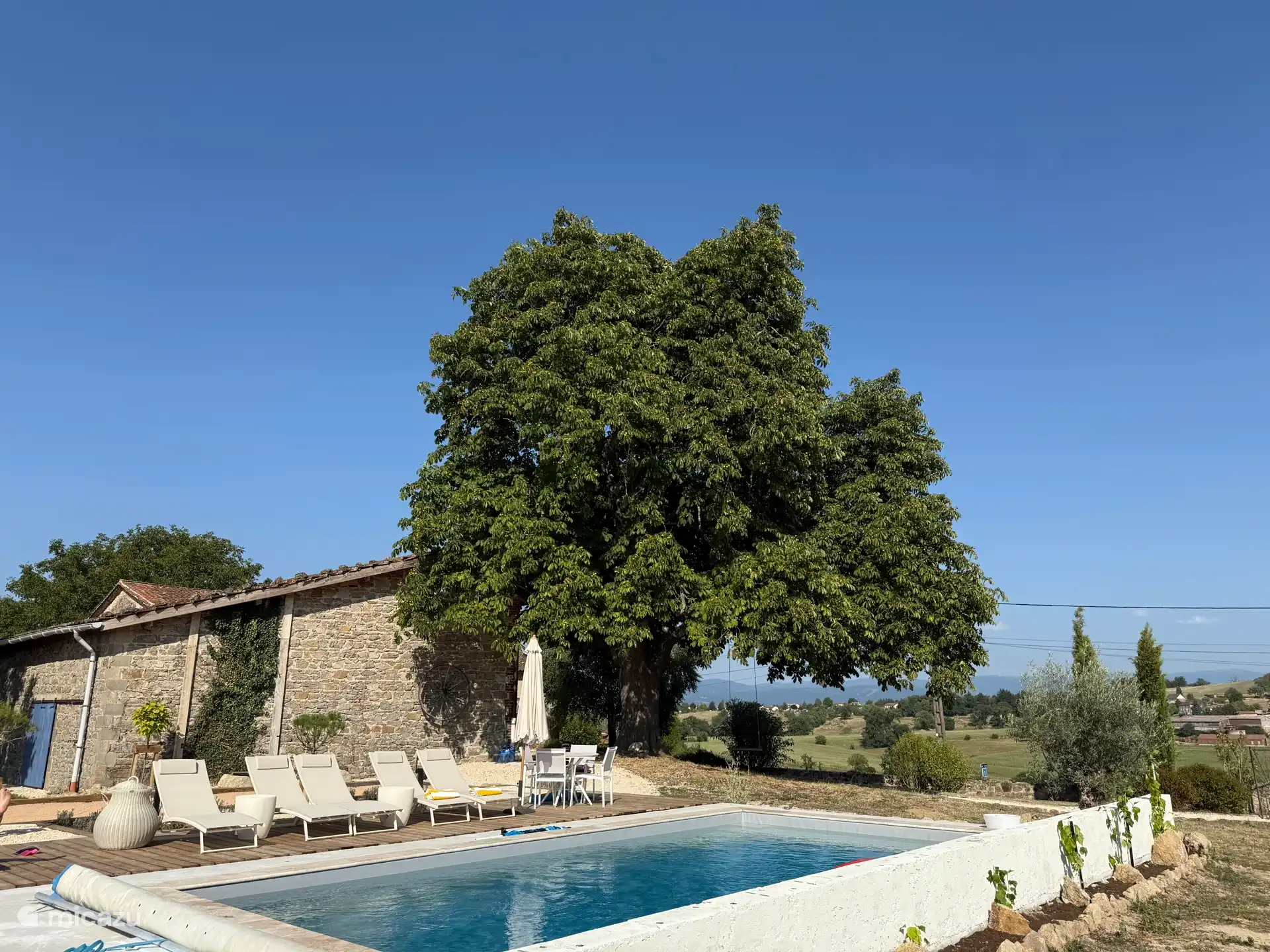 Ruim uitzicht bij het zwembad