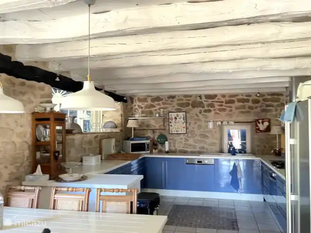 Location de Vacances France, Puy-de-Dôme, Saint-Flour-l'Étang, villa - La Vigne La cuisine très spacieuse et bien équipée