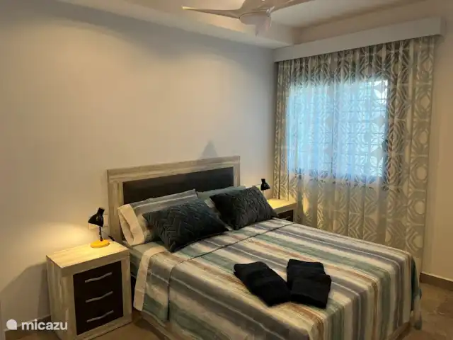 Casa Mar y Más en España, Murcia, San Pedro del Pinatar - casa vacacional Dormitorio 1 (la ventana está equipada con persiana eléctrica y mosquitera), este dormitorio también tiene aire acondicionado y un ventilador silencioso que se puede configurar en el tiempo.