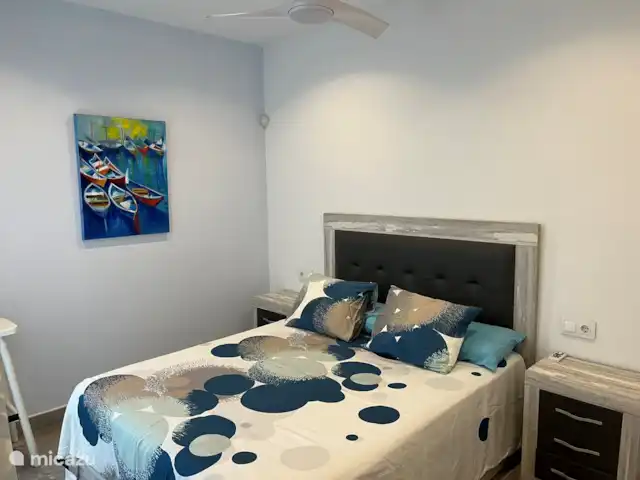 Casa Mar y Más en España, Murcia, San Pedro del Pinatar - casa vacacional Dormitorio 2 (con puertas correderas al patio y persiana eléctrica y mosquitera), también hay aire acondicionado y ventilador silencioso.