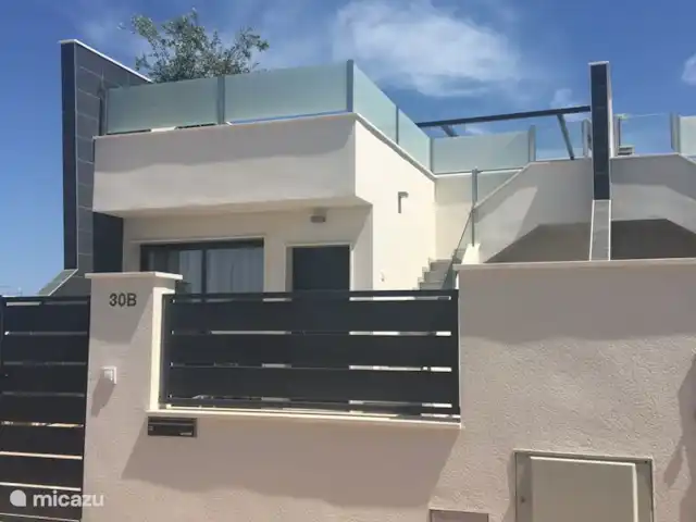 Casa Mar y Más en España, Murcia, San Pedro del Pinatar - casa vacacional ¡¡Sí!! esta es la vista frontal de la Casa. En la planta baja salón, dormitorios, baños, terraza y piscina, con una terraza muy grande y cocina exterior en la planta superior.