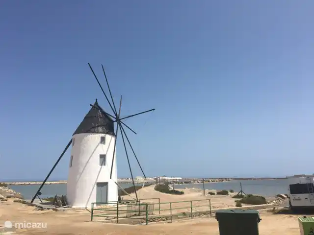 Casa Mar y Más en España, Murcia, San Pedro del Pinatar - casa vacacional Siempre te alegras cuando ves este molino de viento en el bulevar de SP del Pinatar. Y si te fijas bien verás que por allí también discurre una ruta de senderismo.