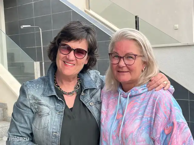 Casa Mar y Más en España, Murcia, San Pedro del Pinatar - casa vacacional En esta foto ves a Tracey y Mariëtte. ¡Tracey (a la derecha en la foto) dará una cálida bienvenida a nuestros huéspedes!