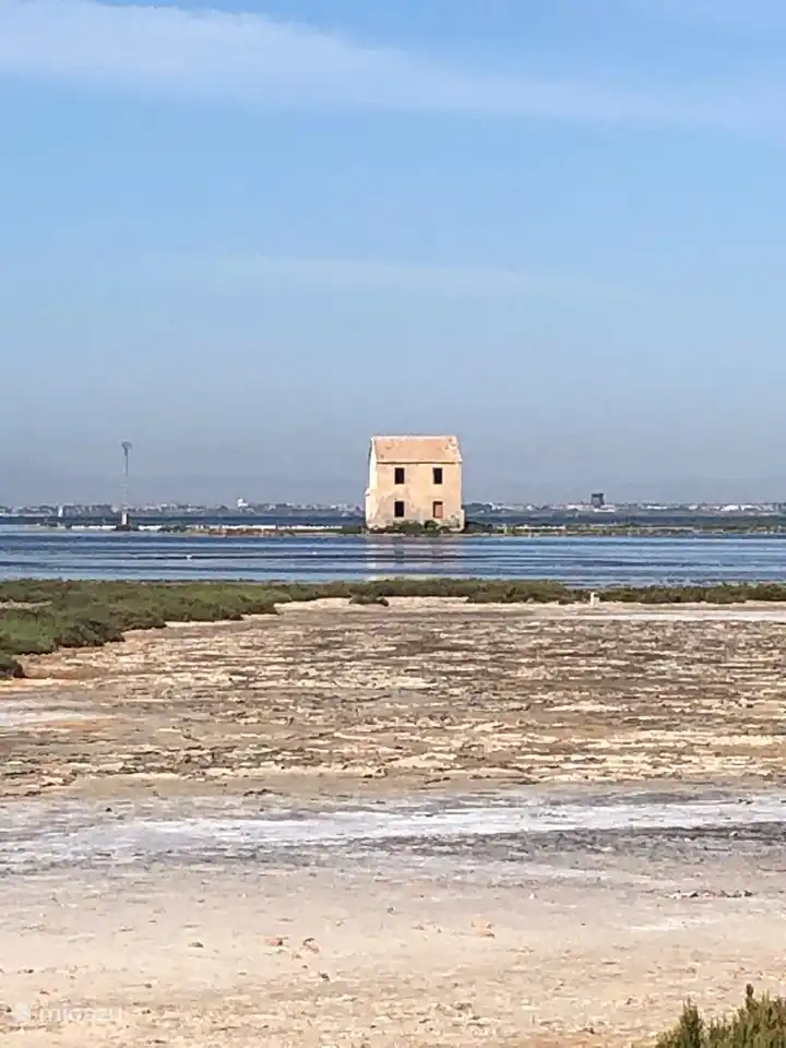 Si tomas la hermosa ruta a pie (o en bicicleta) (por la naturaleza) desde el Mar Menor hasta el Mar Mediterráneo, verás esta pintoresca imagen.