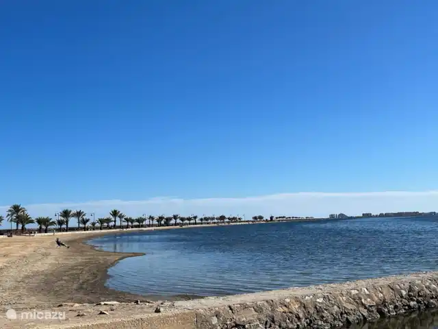 Casa Mar y Más en España, Murcia, San Pedro del Pinatar - casa vacacional Precioso litoral en forma de corazón con vistas al camino hacia los baños de barro curativo y al fondo el mar Mediterráneo.