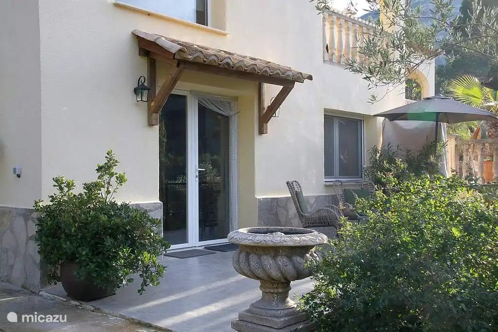 Entrada privada y terraza de la suite Lavandula