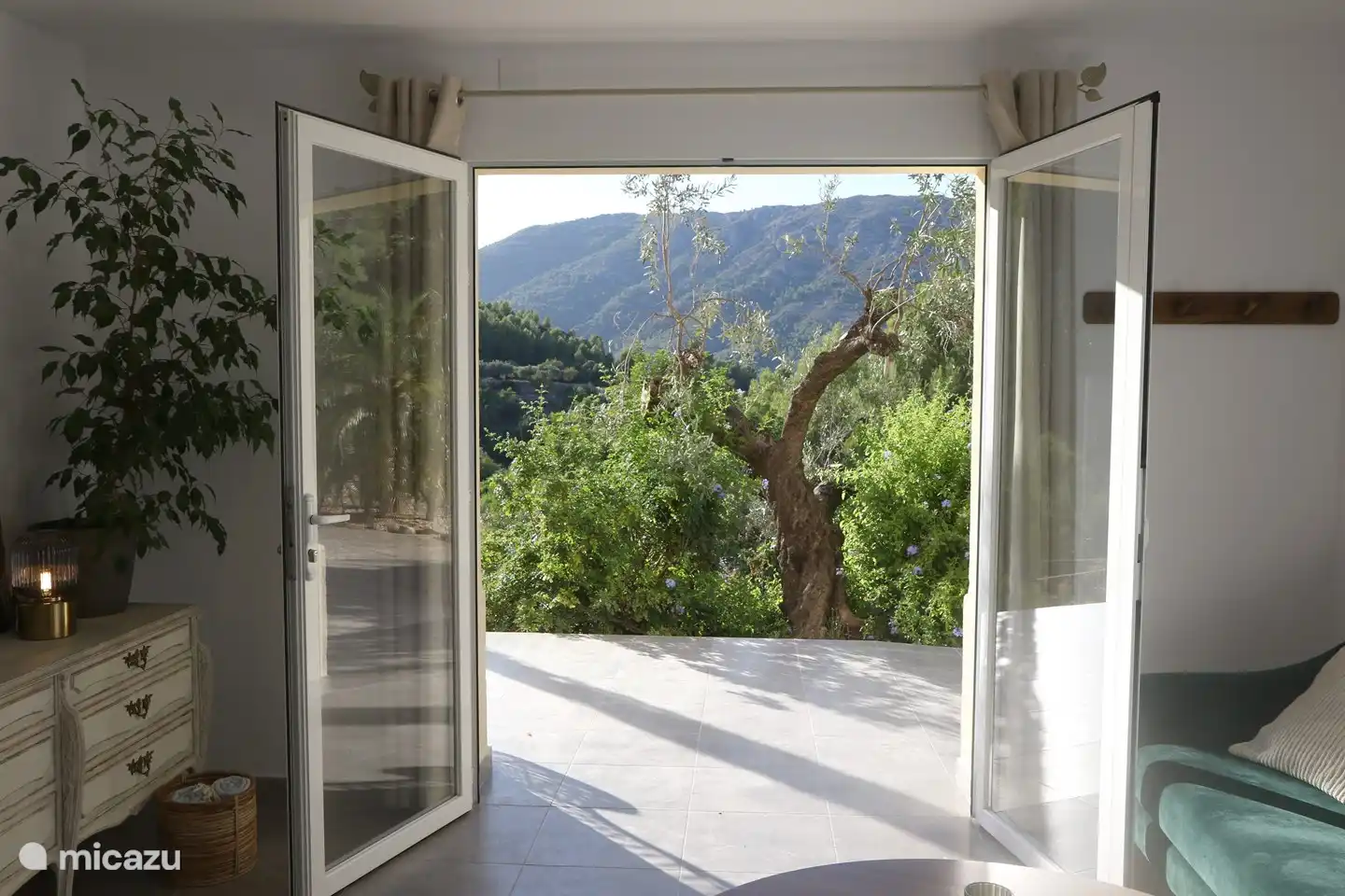 Habitación con vistas al olivar y montaña.