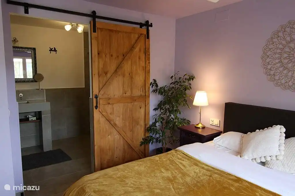 Dormitorio con baño privado