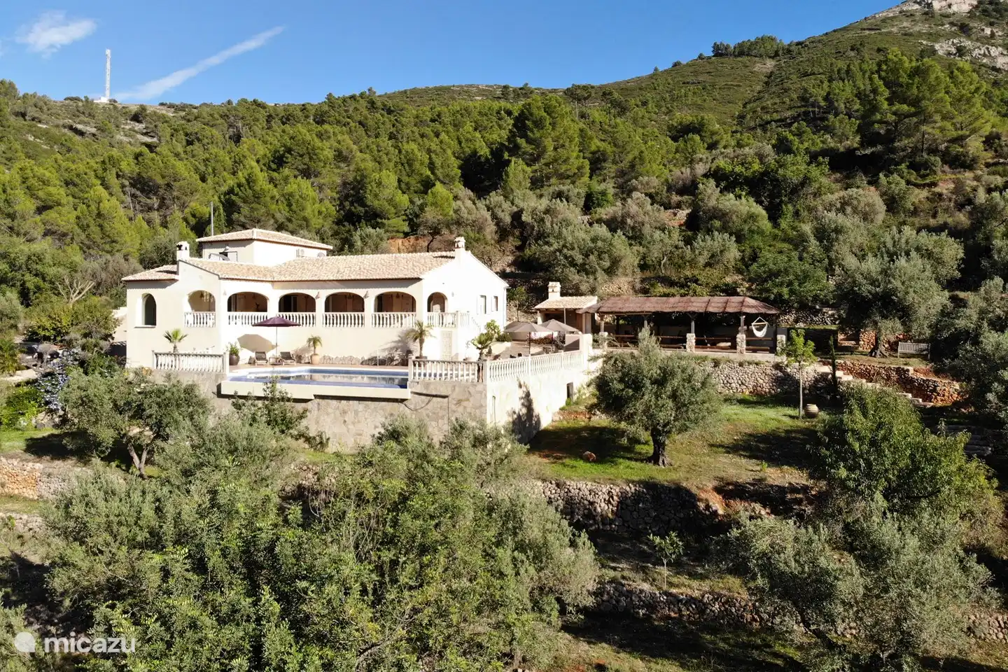 Vista frontal del edificio principal.