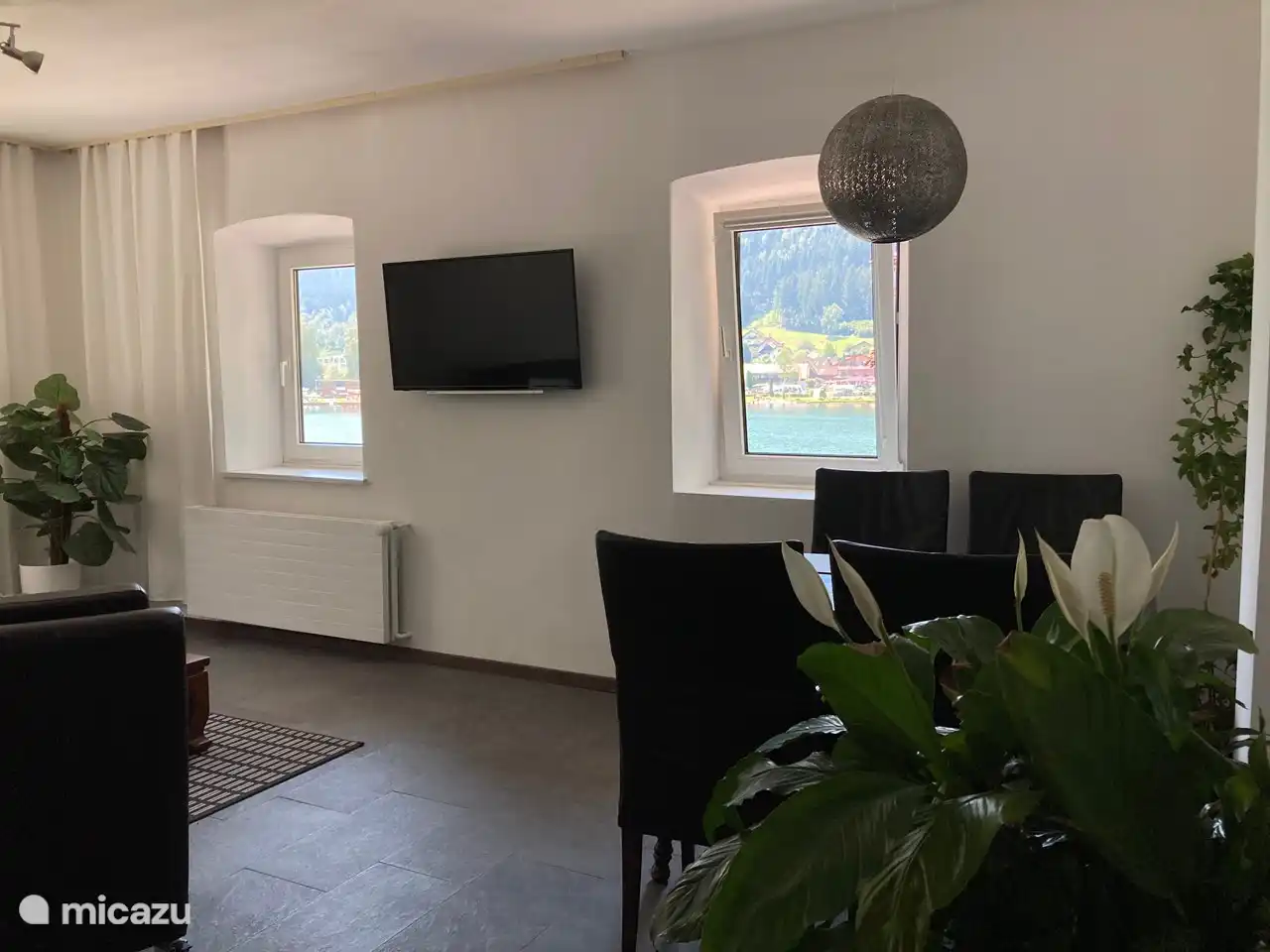 Wohnzimmer-Esstisch mit Aussicht, TV mit Streaming-Option